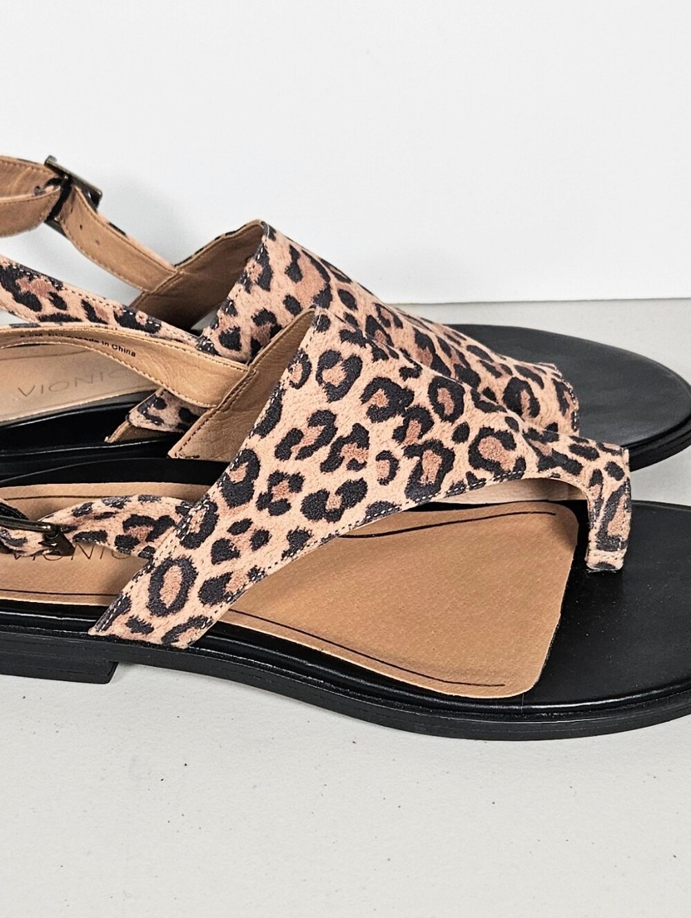 Vionic Ella Leopard Thong Sandal Leather Upper 8.5 Summer Casual Women's Shoes - Picture 4 of 8